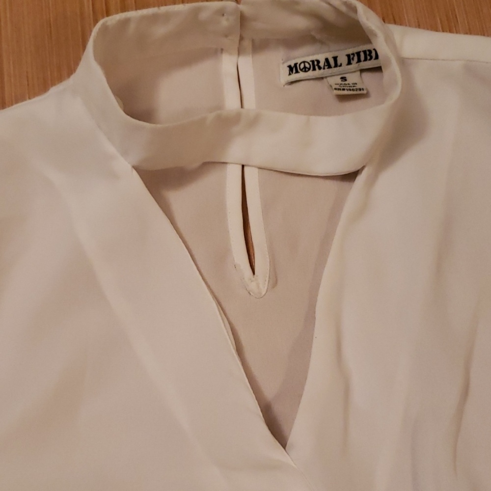 White sleeveless v neck top - Picture 5 of 7